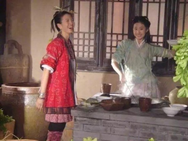 明星片场休息：赵丽颖蹲土坑，刘亦菲炒菜，看见胡歌我醉了！