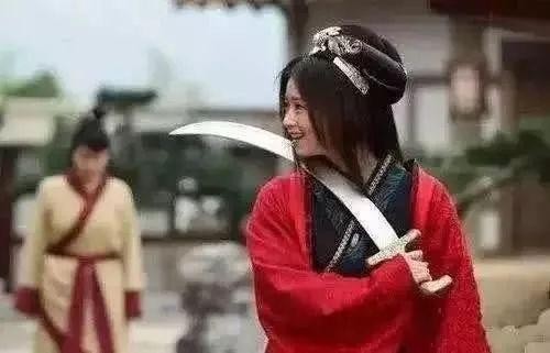 明星片场休息：赵丽颖蹲土坑，刘亦菲炒菜，看见胡歌我醉了！