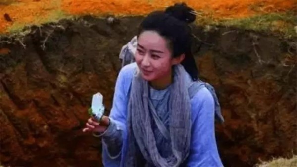 明星片场休息：赵丽颖蹲土坑，刘亦菲炒菜，看见胡歌我醉了！