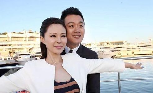 他毕业娶自己的老师，混迹娱乐圈零绯闻，一家五口成就完美人生