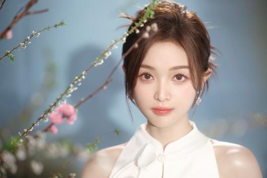 吴宣仪新中式造型曝光！白色露腰旗袍套装配修身长裙，诠释独特东方美学。