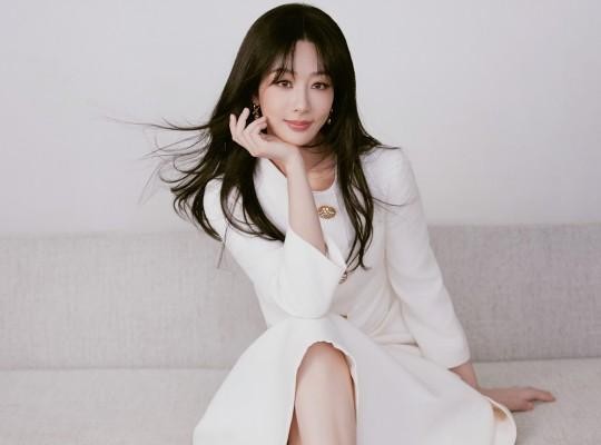 杨紫化身甜美少女 优雅白色连衣裙写真温柔动人