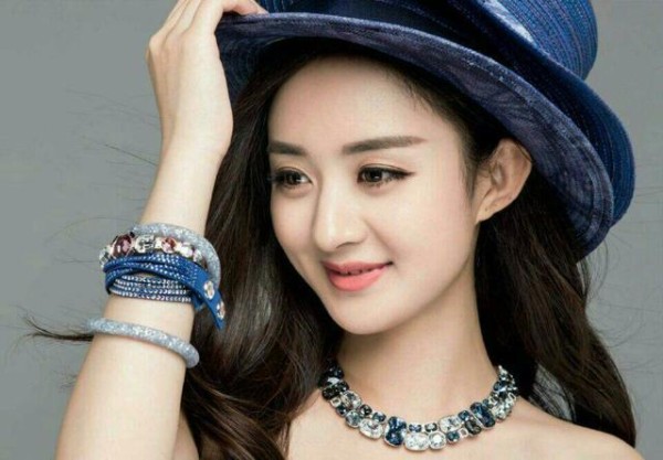 星光大赏走红毯，赵丽颖身着透视裙冷到冻哭，被获封“尖叫女神”