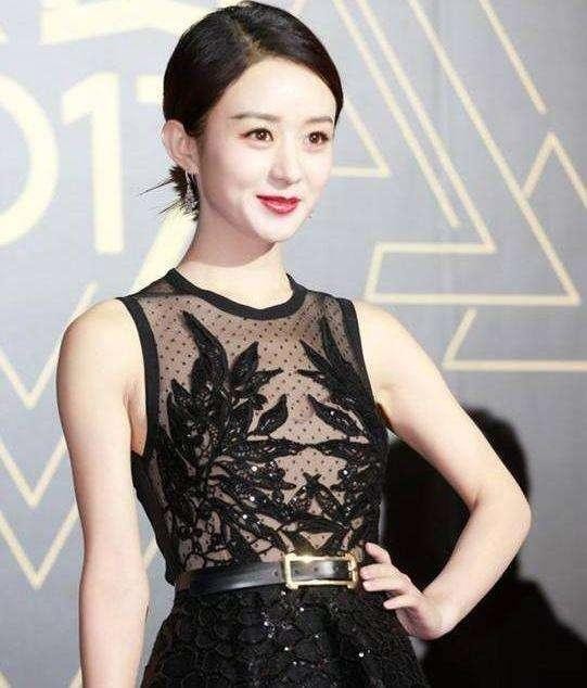 星光大赏走红毯，赵丽颖身着透视裙冷到冻哭，被获封“尖叫女神”