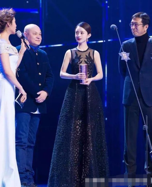星光大赏走红毯，赵丽颖身着透视裙冷到冻哭，被获封“尖叫女神”