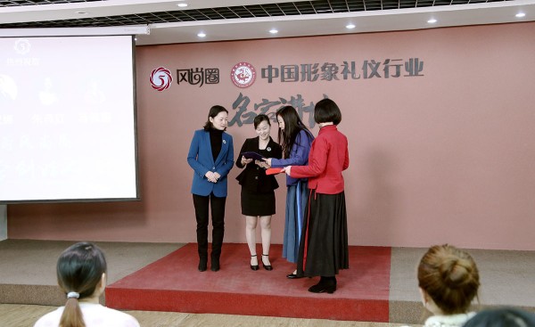 于焕新老师为联合创始人颁发证书