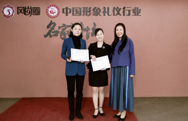 于焕新老师和两位联合创始人合影留念