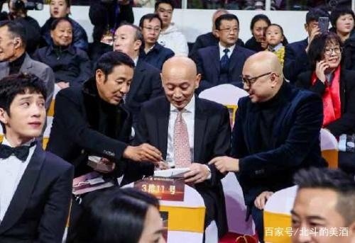 内心戏足！华表奖明星忙“社交”，老中青三代沟通方式各不同