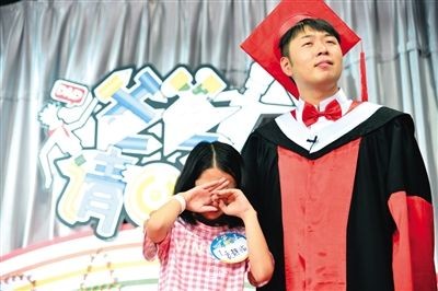 贵州、青海卫视两星联播的亲子类节目《爸爸请回答》邀请了多位明星，制作费高达2000万元。