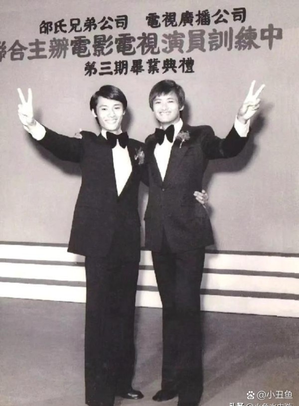 1974 年，19 岁的周润发站在...@小丑鱼的动态