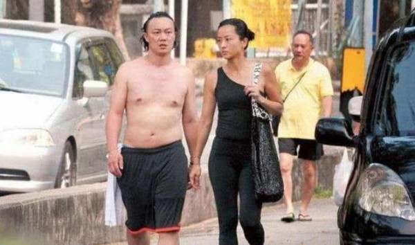 在内地明星出门排场夸张，而香港明星却非常接地气，特别是陈奕迅