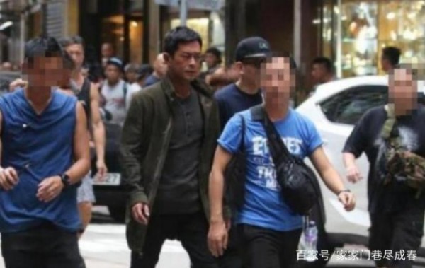 明星日常出行什么样？周润发坐地铁都是站着，大衣哥前呼后拥