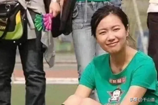 徐静蕾素颜曝光，网友热议背后真相，隐藏的秘密是什么？