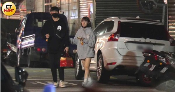 本刊曾目击畇二边走边顺畅地勾住林辉瑝的手臂随后进入一间公寓。（图／本刊摄影组）
