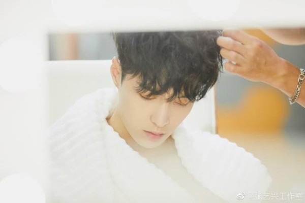 张艺兴与壹心娱乐展开战略合作，网友说，强强合作