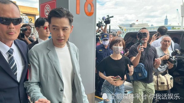 男演员的欢迎程度有多重要！胡歌抵达台湾后，他被观众的热情迎接所打动