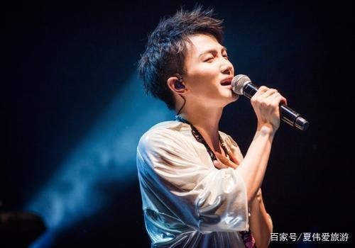 周深《歌手》唱二次元神曲，一人分饰多角，观众听得好过瘾