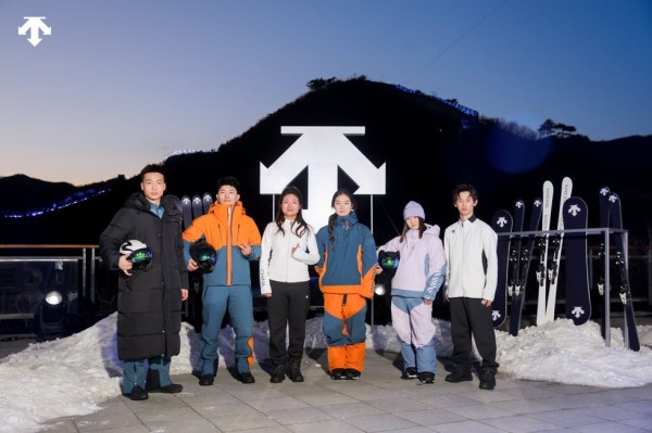 中国著名高山滑雪运动员及中国著名单板滑雪运动员身着24秋冬国家队赞助系列亮相