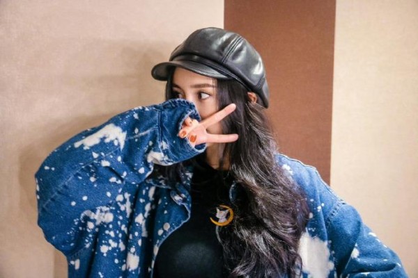 38 岁杨幂扮嫩！牛仔套装搭高筒靴，勾勒曼妙身姿美回少女时代