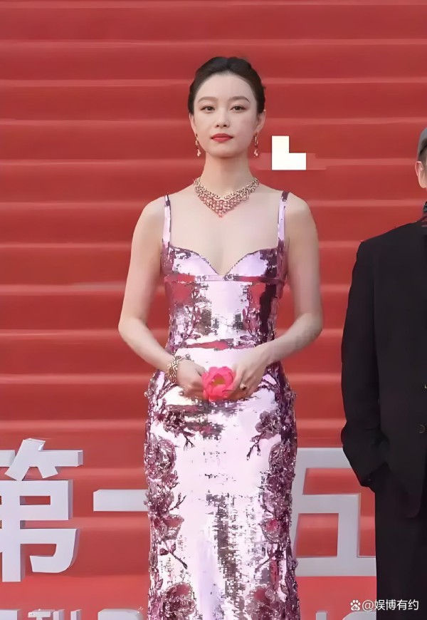 北影节红毯：星光璀璨，谁主沉浮