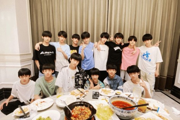 TF家族三代合照来了，疑似增加新成员，练习生每日目标曝光