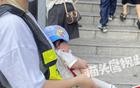 广西一小学生家长抱婴儿站护学岗：非自愿参与，被强制安排轮班