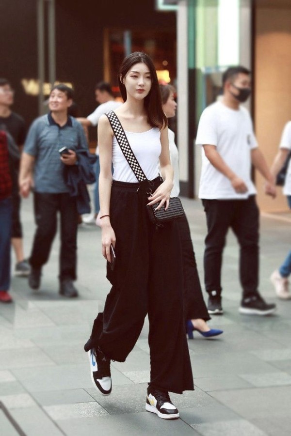 街拍：潮流时尚的街头美女，个性时尚的穿搭，女神范儿十足！