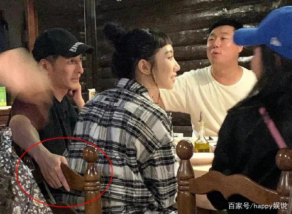 李维嘉孟美岐聚餐太亲密！双手搂腰贴耳朵拍照，暧昧关系引热议！