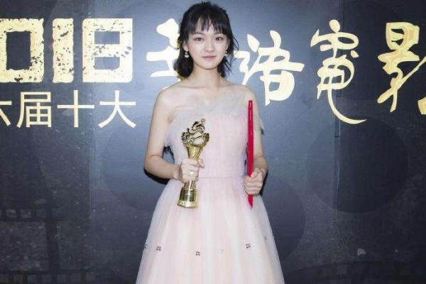 小花文淇被曝私自接商业活动及代言，经纪公司直接发声明diss！