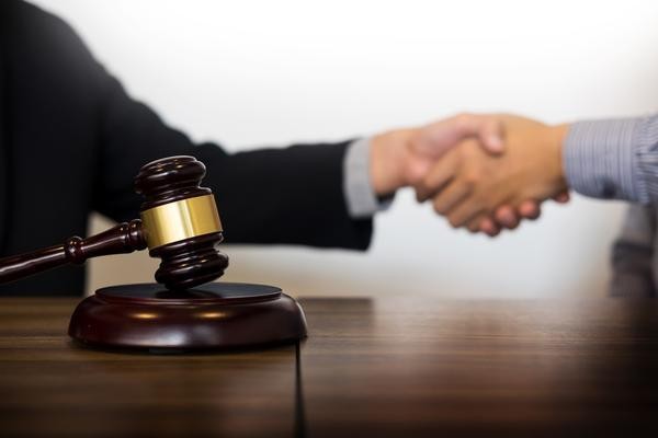 《艺人与演艺公司合同纠纷：揭秘行业内的法律问题》 图1