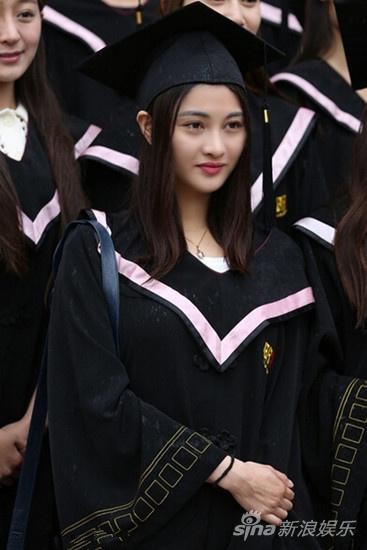 王蕊蕊身穿学士服 （图片来源与网络）