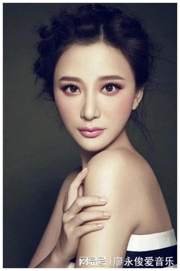 毕业于北京电影学院，美貌与才华并存的女星，拥有国际化的面孔。
