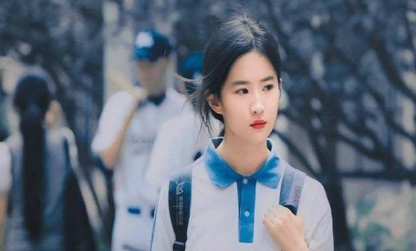 刘亦菲穿衣风格大变，不同以往的清纯，这样打扮太好看了