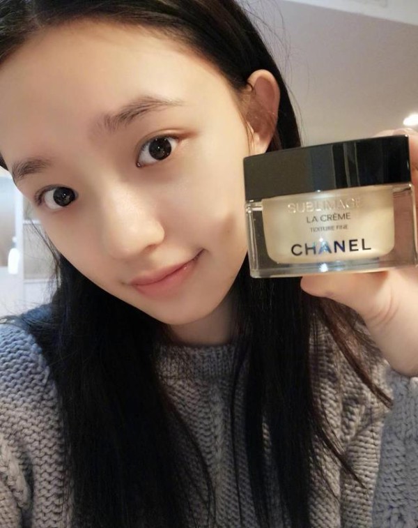林允自称美妆博主 ，<a target=