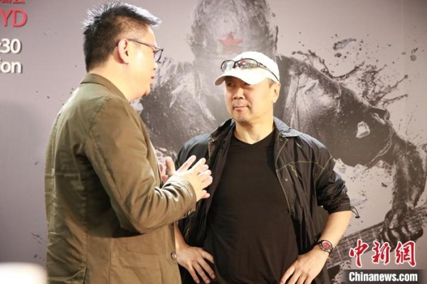 当地时间11月5日，崔健媒体见面会在悉尼举行。图为崔健(右)与歌迷交谈。<a target='_blank' href='http://www.chinanews.com/'>中新社</a>记者 陶社兰 摄 