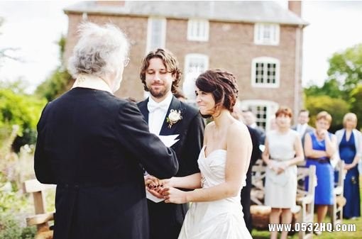 夏季婚礼嘉宾如何着装 夏季婚礼着装方案