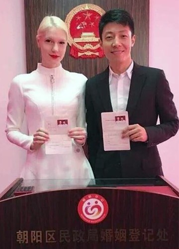 撒贝宁领证结婚：跨国婚姻英文怎么说?