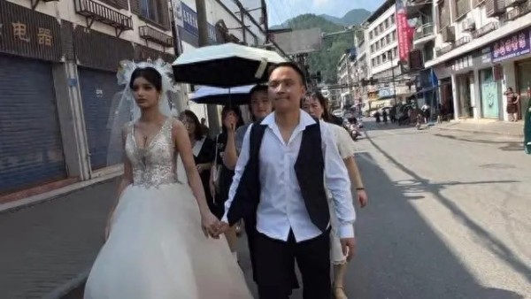 重庆小伙迎娶斐济新娘：超高颜值堪比明星，在斐济工作认识