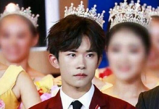 明星错位图有多搞笑？千玺：我戴皇冠,朗朗穿长裙,钟汉良：都让开