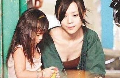 她被称为“女版陈冠希”，传言与合作的所有导演有染，后疑被封杀