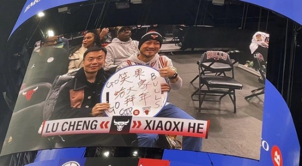公牛主场举办新春贺岁活动，笑果文化CEO贺晓曦和演员程璐现场观赛