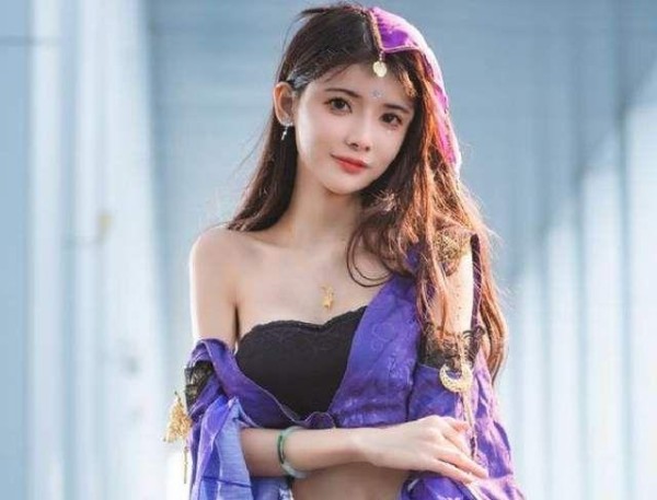 凭迦南COS成功翻红后，狗头萝莉现身漫展引拥堵，比明星排场还大