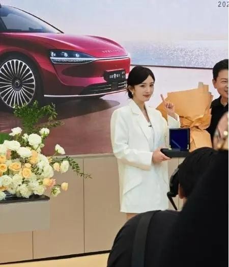 杨幂顺利领取新车享界S9，华为余承东亲手交车，明星车主增加一人-有驾