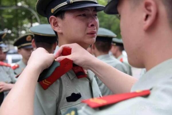 一组退伍军人离别时的真实照片, 铮铮铁骨也有柔情时刻!