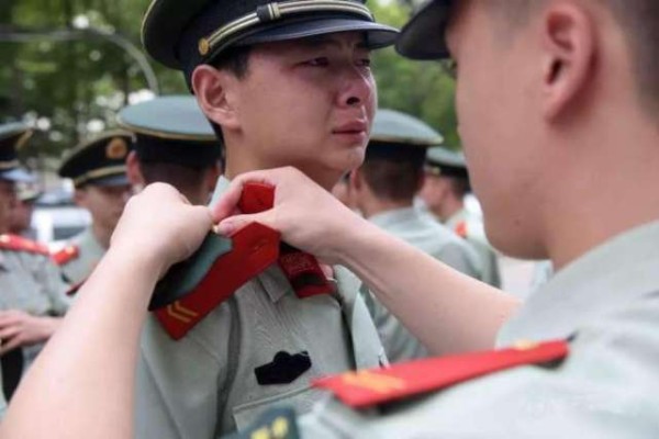 一组退伍军人离别时的真实照片