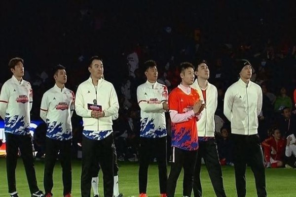 85黄金一代集体告别！3大前国脚正式退役 39岁前国足队长泪洒现场