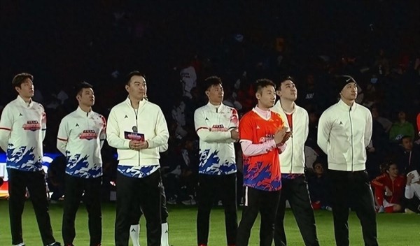 85黄金一代集体告别：3大前国脚正式退役 39岁前国足队长泪洒现场