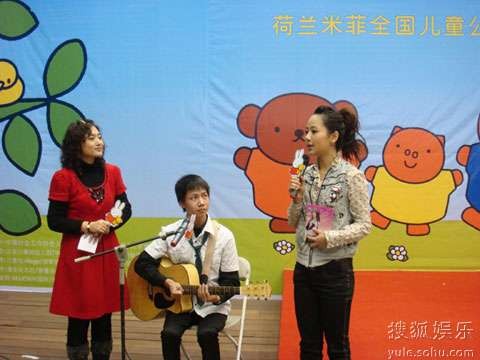 杨紫投身公益温暖寒冬 与福利院儿童畅聊梦想