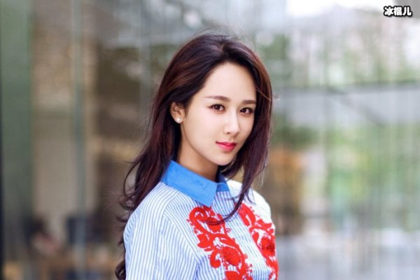 杨紫被曝耍大牌，助理为其撑8个月伞本人未有怨气网友却有不同意见！