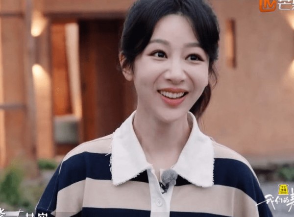 杨紫综艺上线暴露状态，法令纹夸张下巴变尖，网友吐槽医美后遗症